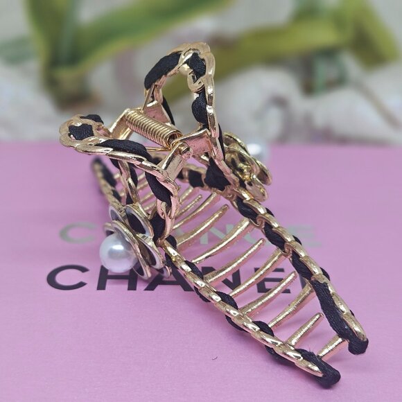 Camellia Flower with Pearl and Gold Black Chain Design Large Hair Clip New - Picture 5 of 6